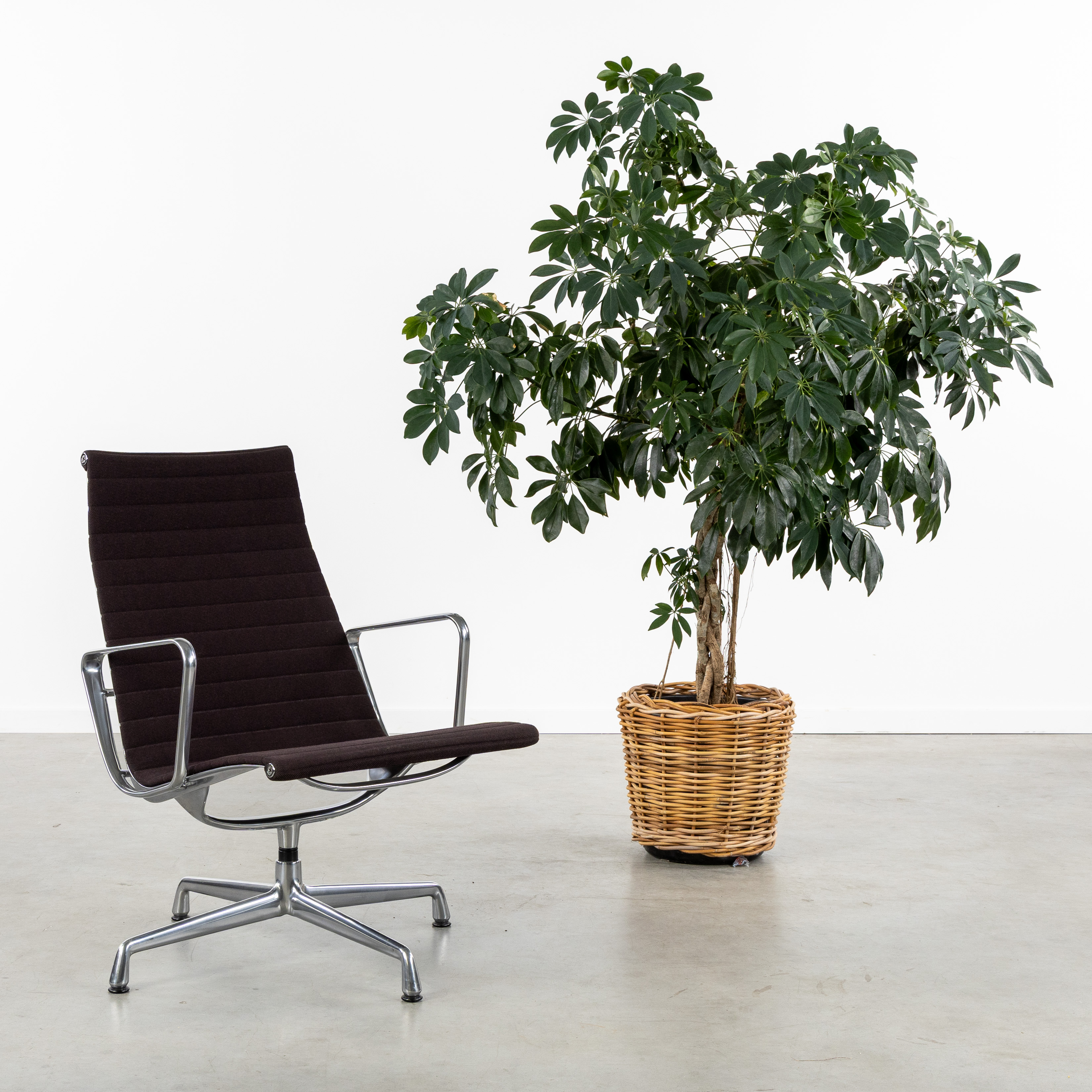 Charles & Ray Eames (XX-XXI) 'EA116', een swivel lounge chair, voor Vitra, verchroomd metaal en stoffering, 2012. (L:62 x W:69 x H:92 cm)